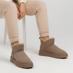 Śniegowce damskie Vinceza, zamszowe z okrągłym noskiem i ocieplane futerkiem, beżowe, 97961-BE. Brązowe śniegowce VINCEZA, bez wzorów, z dzianiny, bez zapięcia. Za 135.99 zł.