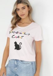 Jasnoróżowy Bawełniany T-shirt z Nadrukiem Kayani. Czerwone t-shirty Born2be, m, bez wzorów, z bawełny, bez kołnierzyka, bez ramiączek. W wyprzedaży za 47.99 zł.