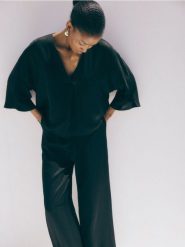 Kopertowa bluzka z wiskozy - czarny. Czarne bluzki Reserved, l, bez wzorów, z wiskozy, bez kołnierzyka, bez ramiączek. W wyprzedaży za 89.99 zł.