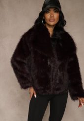 Bordowa Kurtka Futrzana Ozdobiona Kołnierzem Avelire. Czerwone kurtki Renee, na zimę, m, bez wzorów, z futra, eleganckie, bez kaptura. Za 229.99 zł.