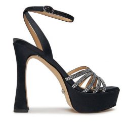 Sandały Guess. Czarne sandały Guess, z aplikacjami, bez obcasa, na słupku, bez zapięcia. Za 679.99 zł.