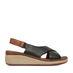 Sandały Lasocki. Czarne sandały Lasocki, bez wzorów, bez obcasa, na koturnie, bez zapięcia. Za 179.99 zł.