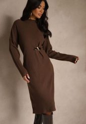 Brązowa Sukienka Sweterkowa z Wiskozą Ozdobiona Metaliczną Broszką Titavea. Brązowe sukienki Renee, na co dzień, bez wzorów, z wiskozy, bez kołnierzyka, bez ramiączek, midi, proste. Za 129.99 zł.