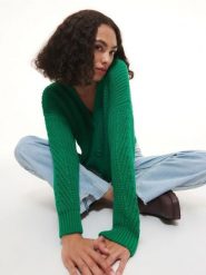 Krótki kardigan - zielony. Zielone swetry Reserved, l, bez wzorów, z dzianiny, bez ramiączek. W wyprzedaży za 25.99 zł.