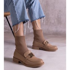 Ciemnobeżowe botki z materiałową cholewką beżowy. Brązowe botki bez wzorów, z materiału, eleganckie, bez obcasa, bez zapięcia. Za 89.18 zł.