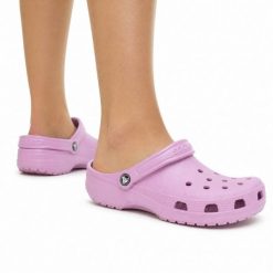 Klapki chodaki damskie sportowe Crocs CLASSIC. Czerwone klapki Crocs, bez wzorów, z materiału, klasyczne, bez obcasa, bez zapięcia. Za 159.00 zł.