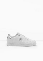 Wygodne sneakersy z wyściełaną wkładką marki Fila. Białe buty sportowe lifestyle bonprix, bez wzorów, sportowe, bez zapięcia. Za 154.99 zł.