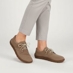 Półbuty damskie barefoot Armodo, cholewka ze skóry naturalnej o miękkiej matowej strukturze klasyczne sznurowanie zapewniające dobre dopasowanie oraz. Brązowe półbuty wsuwane Armodo, bez wzorów, ze skóry, klasyczne, bez obcasa. Za 339.00 zł.