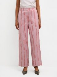 Karen by Simonsen Spodnie materiałowe Masha 10104778 Różowy Relaxed Fit. Czerwone spodnie materiałowe Karen by Simonsen, bez wzorów, z materiału. Za 319.99 zł.