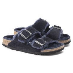 Klapki Birkenstock Arizona VL regular granatowe (1020592). Niebieskie klapki Birkenstock, bez wzorów, z materiału, eleganckie, bez obcasa, bez zapięcia. Za 479.00 zł.