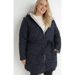 Granatowa Kurtka z Odpinanym Rękawem i Wiązanym Paskiem Taleinia. Niebieskie kurtki Born2be, plus size, bez wzorów, z jeansu, bez kaptura. W wyprzedaży za 286.99 zł.