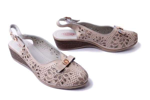 LANQIER 44C1383 beżowy, sandały damskie. Brązowe sandały Lanqier, w ażurowe wzory, z gumy, bez obcasa, na koturnie, bez zapięcia. Za 169.90 zł.