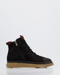 BOTKI Z NUBUKU 32-FE12 BLACK. Czarne botki Venezia, bez wzorów, z nubiku, bez obcasa, bez zapięcia. Za 229.00 zł.