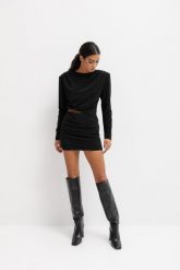 Sukienka z wycięciem i długim rękawem w kolorze SHINY BLACK - MATHILDE-M. Czarne sukienki Marsala, na co dzień, m, bez wzorów, z gumy, z asymetrycznym kołnierzem, bez ramiączek, mini, asymetryczne. W wyprzedaży za 134.97 zł.