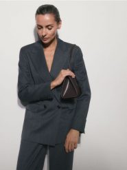 Dwurzędowa marynarka z wełną - szary. Szare marynarki i żakiety Reserved, l, bez wzorów, z tkaniny, bez ramiączek. W wyprzedaży za 259.99 zł.