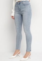 Jasnoniebieskie Dopasowane Bawełniane Jeansy z Efektem Push-Up Arisane. Niebieskie jeansy Born2be, bez wzorów, z bawełny, eleganckie, długie. W wyprzedaży za 84.99 zł.