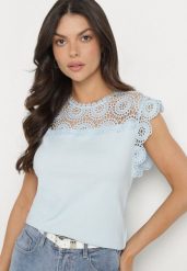 Jasnoniebieska Bawełniana Bluzka z Koronkowym Zdobieniem przy Dekolcie Fevarelle. Niebieskie bluzki Born2be, m, z aplikacjami, z bawełny, eleganckie, bez kołnierzyka, bez ramiączek. W wyprzedaży za 38.24 zł.