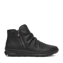 Botki Rieker. Czarne botki Rieker, bez wzorów, bez obcasa, na płaskiej podeszwie, bez zapięcia. Za 389.99 zł.