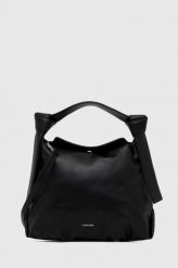 Calvin Klein torebka kolor czarny. Czarne listonoszki Calvin Klein, bez wzorów, z włókna, na ramię, bez dodatków. Za 749.99 zł.