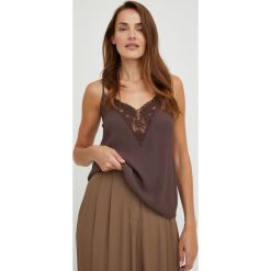 Answear Lab bluzka kolor brązowy. Brązowe bluzki Answear Lab, m, bez wzorów, z koronki, bez kołnierzyka, bez ramiączek. Za 119.99 zł.