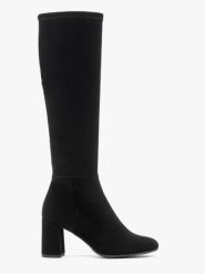 Czarne kozaki z elastyczną szeroką cholewką. Czarne kozaki Ryłko, bez wzorów, z nubiku, z okrągłym noskiem, bez obcasa, na obcasie, bez zapięcia. Za 499.99 zł.