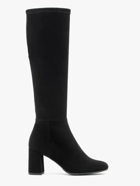 Czarne kozaki z elastyczną szeroką cholewką. Czarne kozaki Ryłko, bez wzorów, z nubiku, z okrągłym noskiem, bez obcasa, na obcasie, bez zapięcia. Za 499.99 zł.