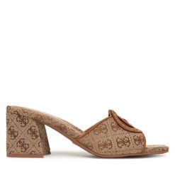 Klapki Guess. Brązowe klapki Guess, z aplikacjami, bez obcasa, bez zapięcia. Za 689.99 zł.