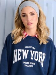 Bluza z napisem New York - granatowy. Niebieskie bluzy Sinsay, l, bez wzorów, bez ramiączek, bez kaptura. Za 39.99 zł.