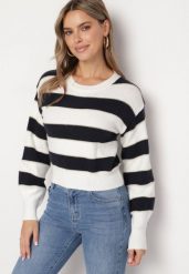 Biało-Granatowy Sweter w Pasy Ozdobiony Metaliczną Nicią Zinellea. Białe swetry Born2be, na zimę, bez wzorów, bez ramiączek. W wyprzedaży za 84.99 zł.