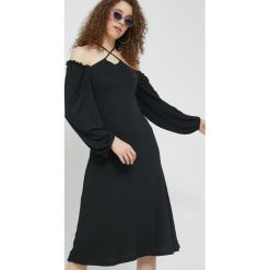 Hollister Co. sukienka kolor czarny midi dopasowana. Czarne sukienki Hollister Co., l, bez wzorów, z dzianiny, bez kołnierzyka, bez ramiączek, midi, dopasowane. W wyprzedaży za 209.99 zł.