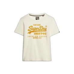T-shirt z fantazyjnym logo dla kobiet Superdry Vintage. Białe t-shirty Superdry, bez wzorów, vintage, bez kołnierzyka, bez ramiączek. Za 147.60 zł.