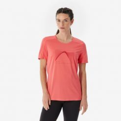 Koszulka turystyczna damska z krótkim rękawem Quechua MH500. Czerwone t-shirty sportowe QUECHUA, m, bez wzorów, z materiału, bez ramiączek, trekkingowe. Za 29.99 zł.