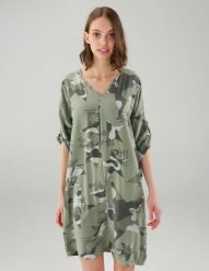 Wzorzysta sukienka. Zielone sukienki Unisono, s, bez wzorów, z wiskozy, bez kołnierzyka, bez ramiączek, mini. Za 139.00 zł.