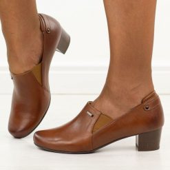 Brązowe Polskie półbuty damskie Gregors 1246. Brązowe półbuty wsuwane GREGORS, na jesień, bez wzorów, z jeansu, eleganckie, z okrągłym noskiem, bez obcasa, na obcasie. Za 399.00 zł.