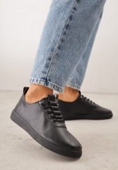 Czarne Wsuwane Tenisówki z Perforacją i Podeszwą z Bieżnikiem Illanya. Czarne trampki Born2be, bez wzorów, z jeansu, klasyczne, bez zapięcia. Za 69.99 zł.