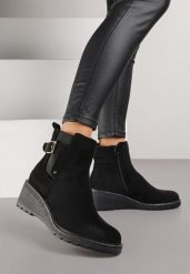 Czarne Botki na Koturnie Ozdobione Paskiem z Klamrą Apanella. Czarne botki Born2be, bez wzorów, z jeansu, eleganckie, bez obcasa, na koturnie, bez zapięcia. Za 149.99 zł.