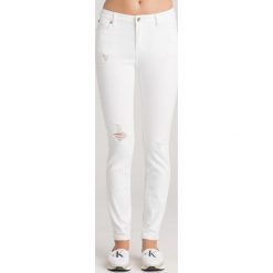 JEANSY SKINNY FIT Armani Exchange. Białe jeansy Armani Exchange, z aplikacjami, z jeansu. Za 305.40 zł.