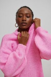 Sweter oversize z bufiastym rękawem NEON PINK - RIVERO. Różowe swetry Marsala, na lato, bez wzorów, z wełny, bez ramiączek. Za 249.90 zł.