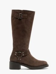 Brązowe kozaki biker boots ze skóry welurowej. Brązowe kozaki Ryłko, bez wzorów, ze skóry, bez obcasa, bez zapięcia. Za 629.99 zł.