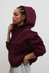 Bluza z kapturem zapinana na zamek w kolorze BURGUNDY - DESEO-M/L. Czerwone bluzy Marsala, l, bez wzorów, z bawełny, sportowe, bez ramiączek, z kapturem. Za 349.90 zł.