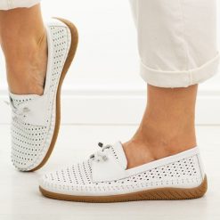 Białe ażuowe skórzane mokasyny damskie Vinceza 93217. Białe mokasyny VINCEZA, bez wzorów, z jeansu, z okrągłym noskiem. W wyprzedaży za 192.72 zł.