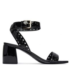 Sandały Guess. Czarne sandały Guess, z aplikacjami, bez obcasa, na słupku, bez zapięcia. Za 589.99 zł.