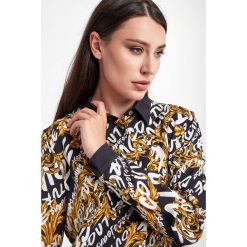 Koszula VERSACE JEANS COUTURE. Białe koszule Versace Jeans Couture, bez wzorów, z jeansu, klasyczne, bez kołnierzyka, bez ramiączek. Za 1,609.00 zł.