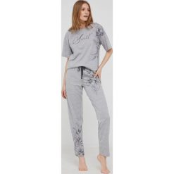 Answear Lab komplet piżamowy kolor szary. Szare piżamy Answear Lab, l, bez wzorów, z dzianiny, bez kołnierzyka, bez ramiączek, krótkie. Za 169.99 zł.