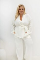 Kardigan z dzianiny prążkowej Stay Close z paskiem i regulowanymi rękawami w kolorze ecru Plus Size Oversize. Białe swetry Moda Size Plus Iwanek, l, bez wzorów, z denimu, eleganckie, plus size, bez ramiączek. Za 199.90 zł.