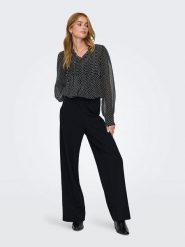 ONLY Spodnie w kolorze czarnym rozmiar: M/L30. Czarne spodnie materiałowe ONLY, bez wzorów, z materiału. Za 98.95 zł.