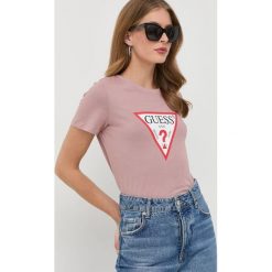 Guess t-shirt bawełniany kolor różowy. Czerwone t-shirty Guess, z aplikacjami, z bawełny, bez kołnierzyka, bez ramiączek. W wyprzedaży za 119.99 zł.