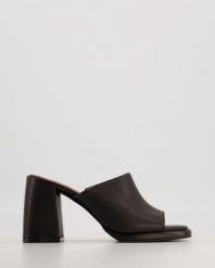 CZARNE KLAPKI 0013040 BLACK. Czarne klapki Venezia, bez wzorów, ze skóry, bez obcasa, bez zapięcia. Za 329.00 zł.
