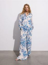 Wzorzysta koszula z wiskozy - wielobarwny. Koszule Reserved, l, bez wzorów, z wiskozy, bez kołnierzyka, bez ramiączek. W wyprzedaży za 99.99 zł.