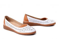 COMFORTABEL 830445-03 weiss, półbuty damskie. Białe półbuty wsuwane Comfortabel, na lato, w ażurowe wzory, ze skóry, bez obcasa. Za 229.42 zł.